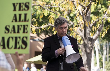 Chris Parnell - Grown-ish - Safe and Sound - Filmfotos