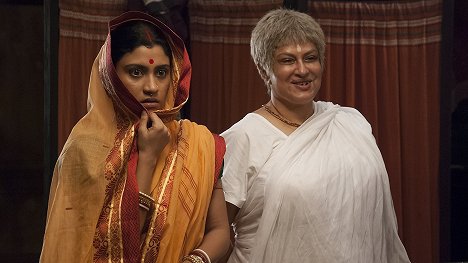 Konkona Sen Sharma, Moushumi Chatterjee - Goynar Baksho - Film