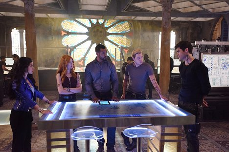 Emeraude Toubia, Katherine McNamara, Isaiah Mustafa, Dominic Sherwood, Matthew Daddario - Shadowhunters: The Mortal Instruments - On Infernal Ground - Kuvat elokuvasta