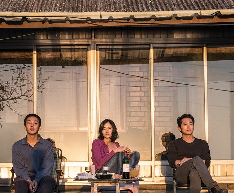 Ah-in Yoo, Jong-seo Jun, Steven Yeun - Burning - Kuvat elokuvasta