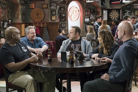 Leonard Earl Howze, Gary Valentine, Kevin James, Leah Remini - Kevin Can Wait - Delivery Guy - Film