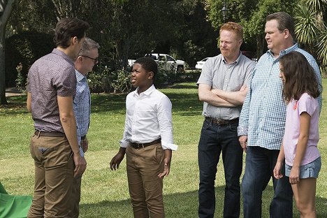 Jesse Tyler Ferguson, Eric Stonestreet, Aubrey Anderson-Emmons - Modern Family - Sex, Lies & Kickball - Van film