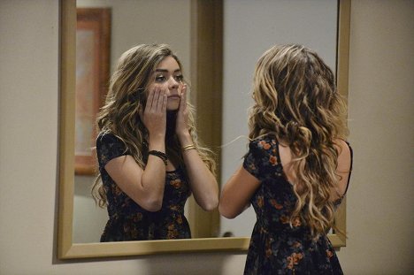 Sarah Hyland - Modern Family - Do Not Push - Photos