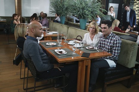 Keegan-Michael Key, Julie Bowen, Ty Burrell - Modern Family - Playdates - Van film