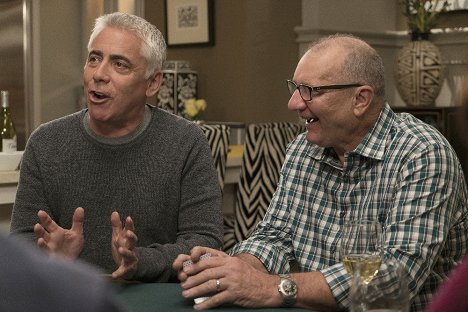 Adam Arkin, Ed O'Neill - Modern Family - Man Shouldn't Lie - Van film