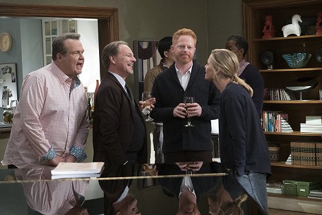 Eric Stonestreet, Jesse Tyler Ferguson, Julie Bowen - Modern Family - Spanks for the Memories - Photos