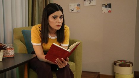 Zeynep Çamcı - Adı: Zehra - Episode 11 - Filmfotos