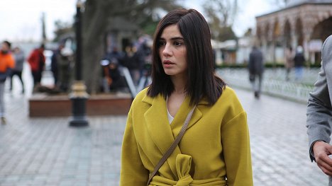 Zeynep Çamcı - Adı: Zehra - Episode 2 - De la película