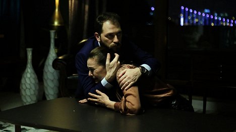 Alican Yücesoy, Hatice Aslan - Adı: Zehra - Episode 4 - De la película
