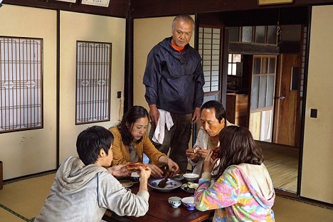 Eri Fukatsu, Yasuo Daichi, 小日向文世 - Survival Family - Van film