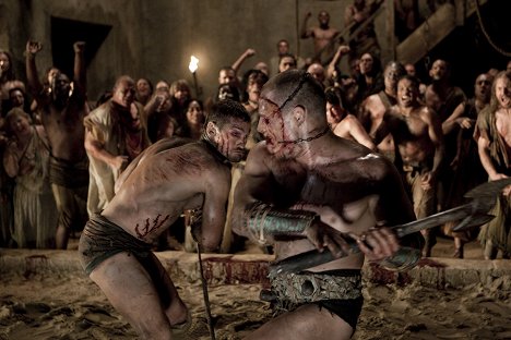 Andy Whitfield, Raicho Vasilev - Spartacus - The Thing in the Pit - Photos