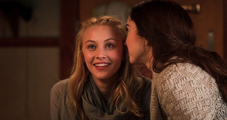 Sarah Gadon, Lily Cole - The Moth Diaries - Van film