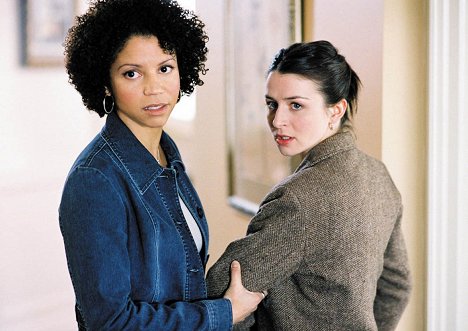 Gloria Reuben, Caterina Scorsone - Missing - Kuvat elokuvasta