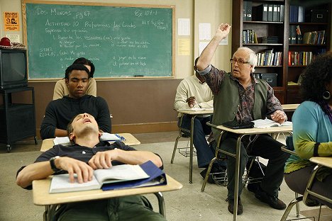 Donald Glover, Joel McHale, Chevy Chase - Community - Picknick unter Sternen - Filmfotos