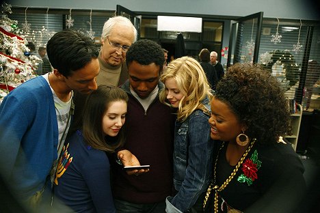 Danny Pudi, Alison Brie, Chevy Chase, Donald Glover, Gillian Jacobs, Yvette Nicole Brown - Community - Religion comparée - Film