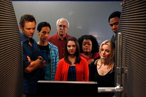 Joel McHale, Danny Pudi, Chevy Chase, Alison Brie, Yvette Nicole Brown, Gillian Jacobs, Donald Glover - Community - Planificación del patrimonio digital - De la película