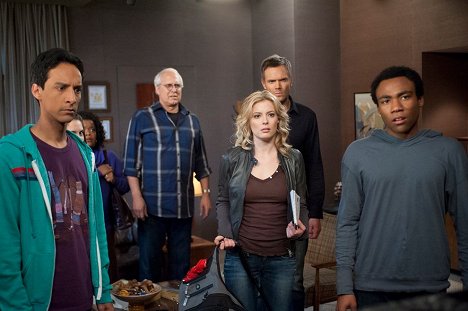Danny Pudi, Chevy Chase, Gillian Jacobs, Joel McHale, Donald Glover - Community - Mit Abed auf der Couch - Filmfotos