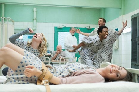 Gillian Jacobs, Joel McHale, Donald Glover, Alison Brie - Community - Mit Abed auf der Couch - Filmfotos