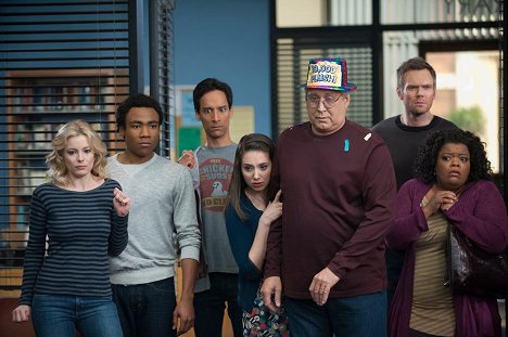 Gillian Jacobs, Donald Glover, Danny Pudi, Alison Brie, Chevy Chase, Joel McHale, Yvette Nicole Brown - Community - Mit Abed auf der Couch - Filmfotos