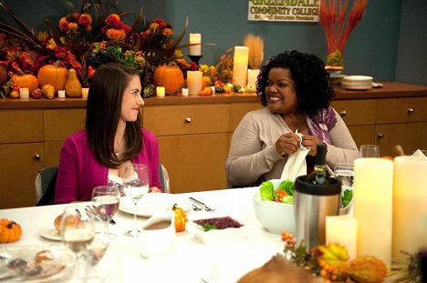 Alison Brie, Yvette Nicole Brown - Community - Cooperative Escapism in Familial Relations - Photos