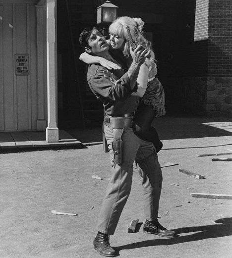 Clint Walker, Kim Novak - The Great Bank Robbery - Z filmu