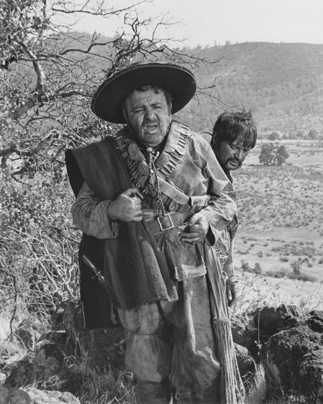 Akim Tamiroff, Larry Storch - The Great Bank Robbery - Filmfotos