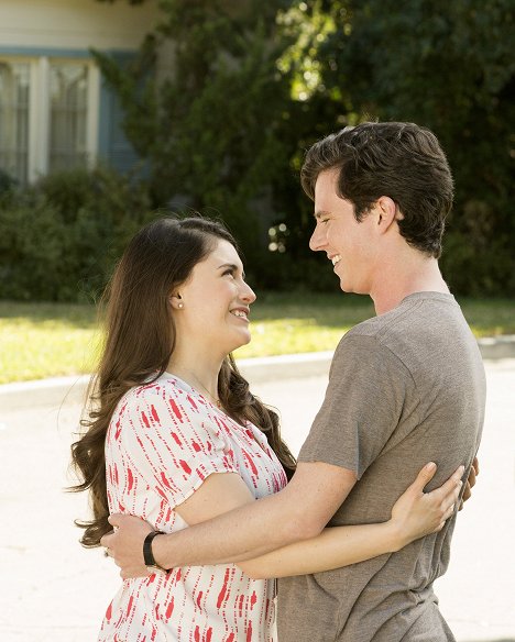 Daniela Bobadilla, Charlie McDermott - The Middle - A Heck of a Ride (1) - Film