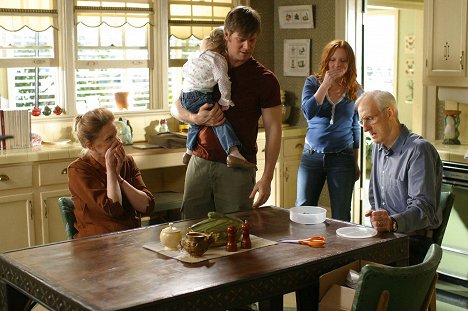 Frances Conroy, Peter Krause, Lauren Ambrose, James Cromwell - Six Feet Under - In Case of Rapture - Photos