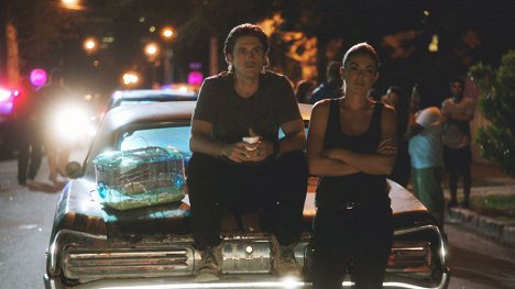 Aaron Tveit - Graceland - Dog Catches Car - Z filmu