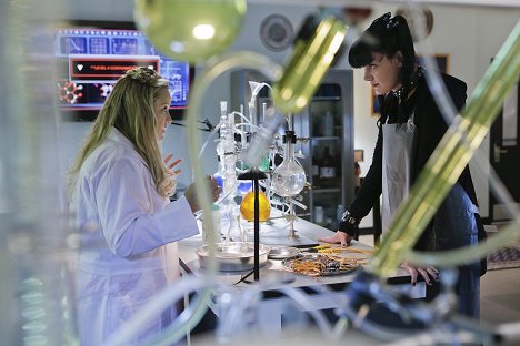 Lucy Davis, Pauley Perrette - NCIS: Naval Criminal Investigative Service - Lockdown - Photos