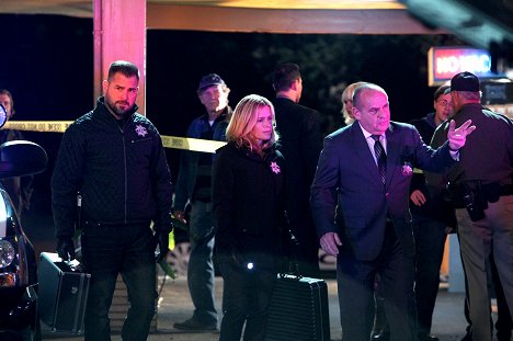 George Eads, Elisabeth Shue, Paul Guilfoyle - CSI: Crime Scene Investigation - Check In and Check Out - Photos