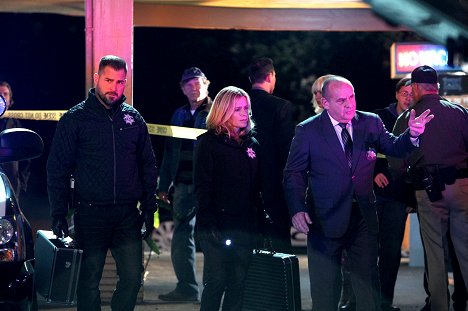 George Eads, Elisabeth Shue, Paul Guilfoyle - CSI: Crime Scene Investigation - Registro y salida - De la película