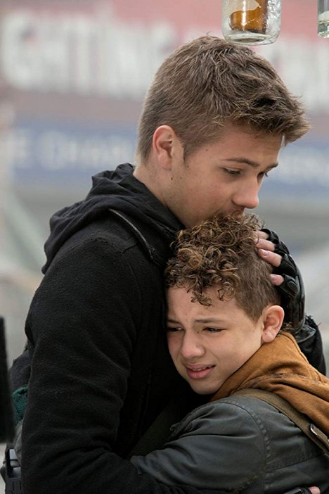 Connor Jessup, Maxim Knight - Falling Skies - Search and Recover - Kuvat elokuvasta