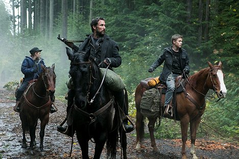 Noah Wyle, Connor Jessup - Falling Skies - Le Clan des Pickett - Film