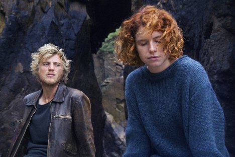 Johnny Flynn, Jessie Buckley - Beast - Photos