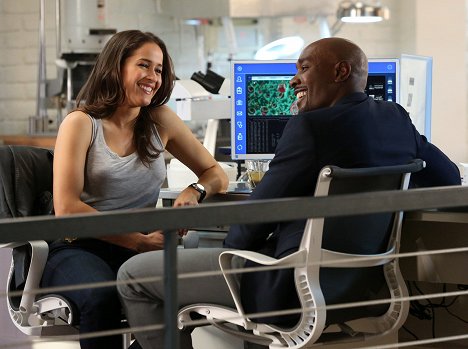 Jaina Lee Ortiz, Morris Chestnut - Rosewood - Convoitise - Film