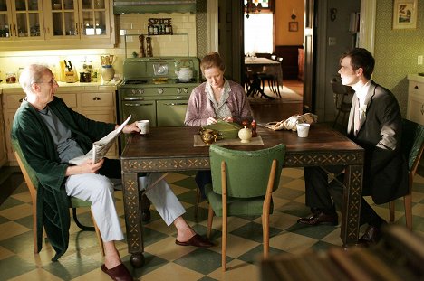 James Cromwell, Frances Conroy, Peter Krause - Six Feet Under - Hold My Hand - Photos