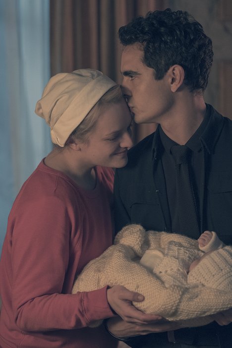 Elisabeth Moss, Max Minghella - The Handmaid's Tale - Das Wort - Filmfotos