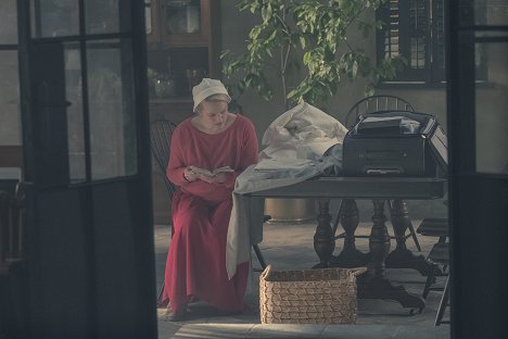 Elisabeth Moss - The Handmaid's Tale - The Word - Photos