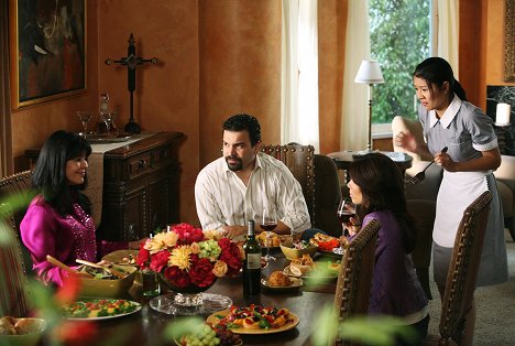 Maria Conchita Alonso, Ricardo Chavira, Eva Longoria, Gwendoline Yeo - Desperate Housewives - Ein kleiner Gefallen - Filmfotos