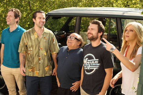 Glenn Howerton, Rob McElhenney, Danny DeVito, Charlie Day, Kaitlin Olson - It's Always Sunny in Philadelphia - Charlie a Dee se zamilují - Z filmu