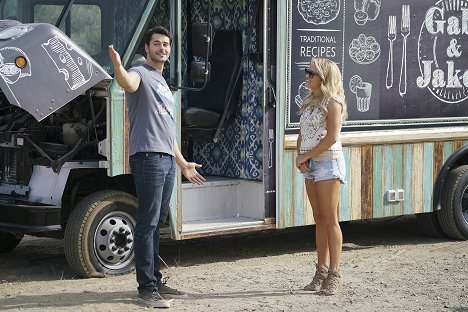 Jayson Blair, Emily Osment - Young & Hungry - Young & the Next Day - Z filmu