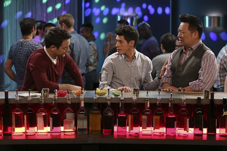 Jonathan Sadowski, Miguel Pinzon, Rex Lee - Young & Hungry - Young & Too Late - Film