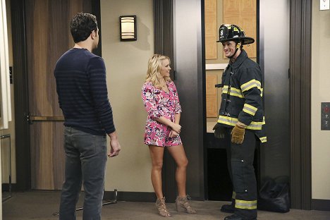 Emily Osment, Matthew Atkinson - Young & Hungry - Young & Earthquake - Photos