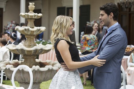 Emily Osment, Jayson Blair - Young & Hungry - Young & Christmas - Filmfotos