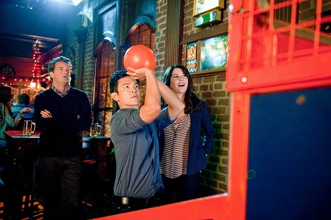 Matthew Perry, John Cho, Lauren Graham - Go On - Dinner Takes All - Photos