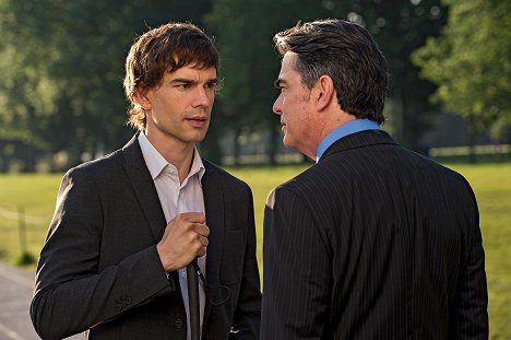 Christopher Gorham, Peter Gallagher - Covert Affairs - Vamos - Photos