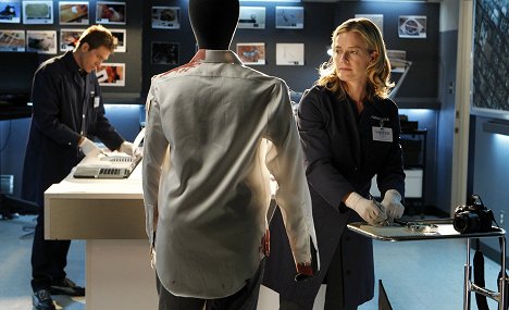 Eric Szmanda, Elisabeth Shue - CSI: Crime Scene Investigation - Seeing Red - Photos