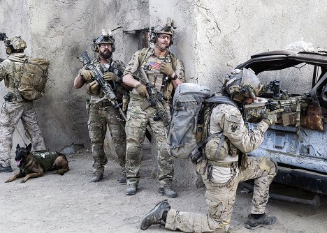 Dita el perro, A. J. Buckley, David Boreanaz - SEAL Team - The Upside Down - De la película