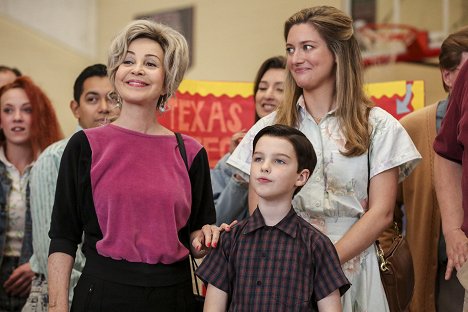 Annie Potts, Iain Armitage, Zoe Perry - El joven Sheldon - Asteroides asesinos, Oklahoma y una máquina para rizar el pelo - De la película